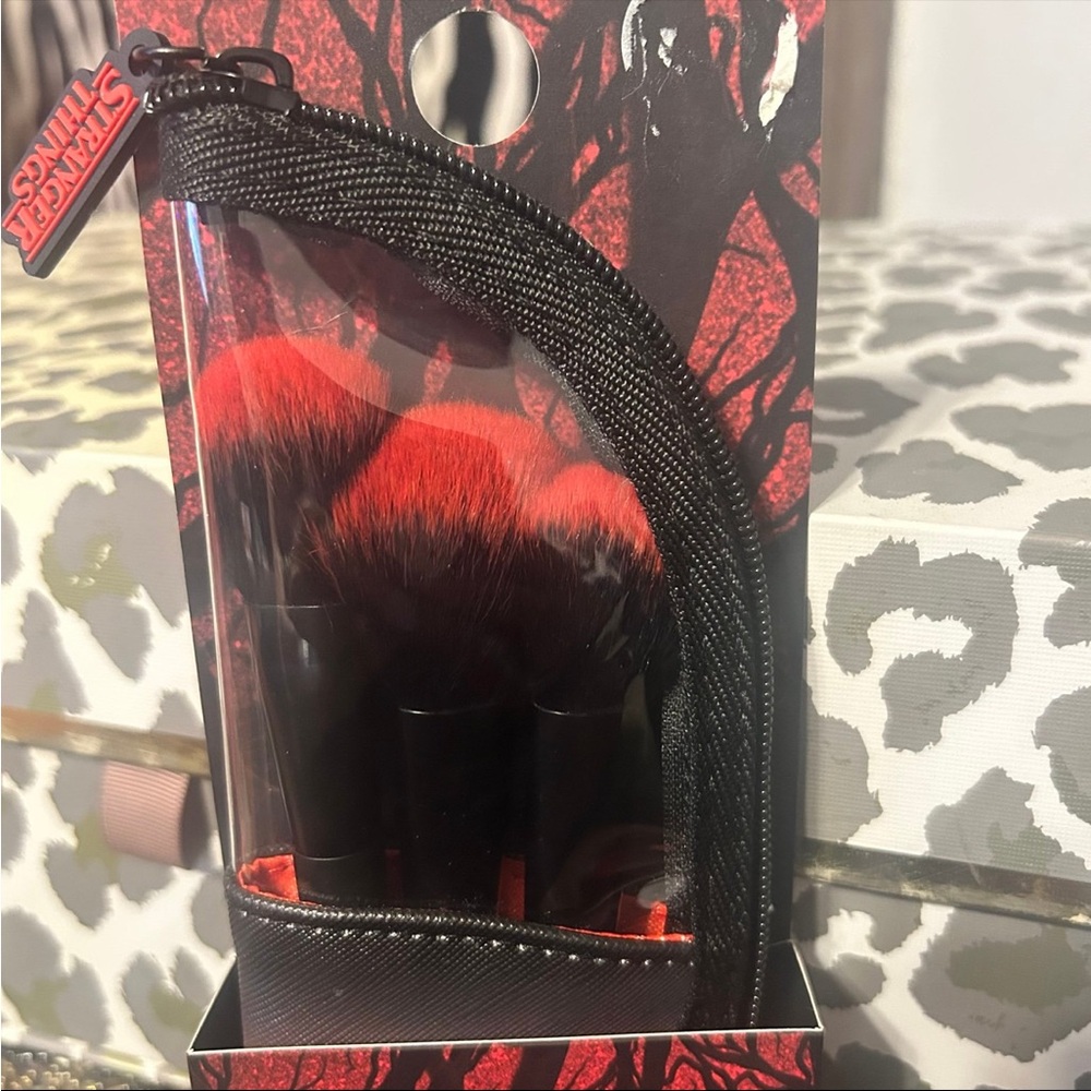Stranger Things X Primark 3 Pc Make Up Brush Set Limited edition - Picture 4 of 11